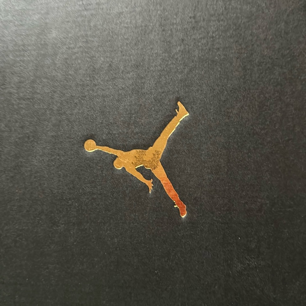Air Jordan 1 Mid (grade school) size 6